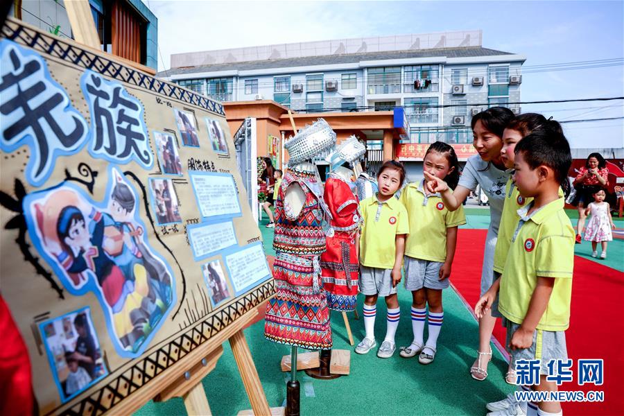 5월 28일 교사들이 원생들에게 여러 민족의 의상을 소개하고 있다. [사진 출처: 신화망]