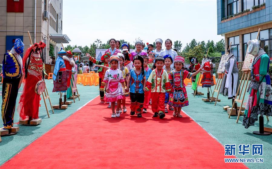 5월 28일 학부모와 어린이들의 민족 의상쇼 [사진 출처: 신화망]