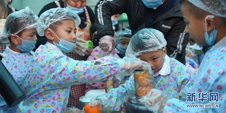 지난 29일 아이들이 과일쥬스를 만들고 있다. [사진 출처: 신화망]