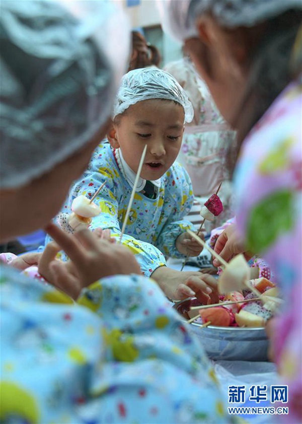 지난 29일 아이들이 과일 탕후루(糖葫蘆•중국 전통 과일 꼬치)를 만들고 있다. [사진 출처: 신화망]