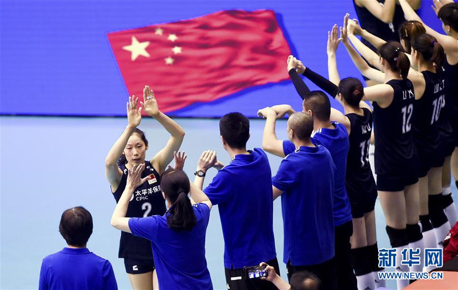 중국팀 주팅(朱婷) 선수(왼쪽에서 두번째)는 경기장으로 입장하고 있다. [사진 출처: 신화망]