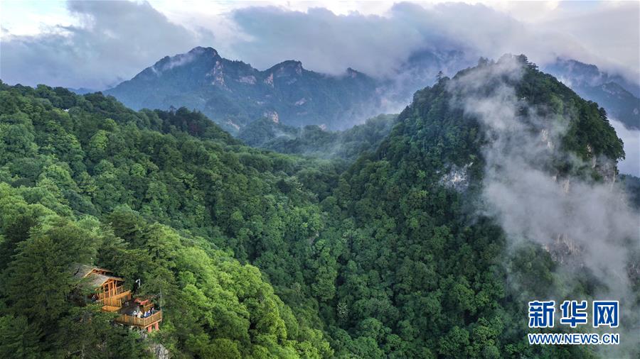 관광객들이 우룽둥(五龍洞) 국가삼림공원의 후롱타이(呼龍臺)에서 풍경을 감상하고 있다.  [사진 출처=신화망] 
