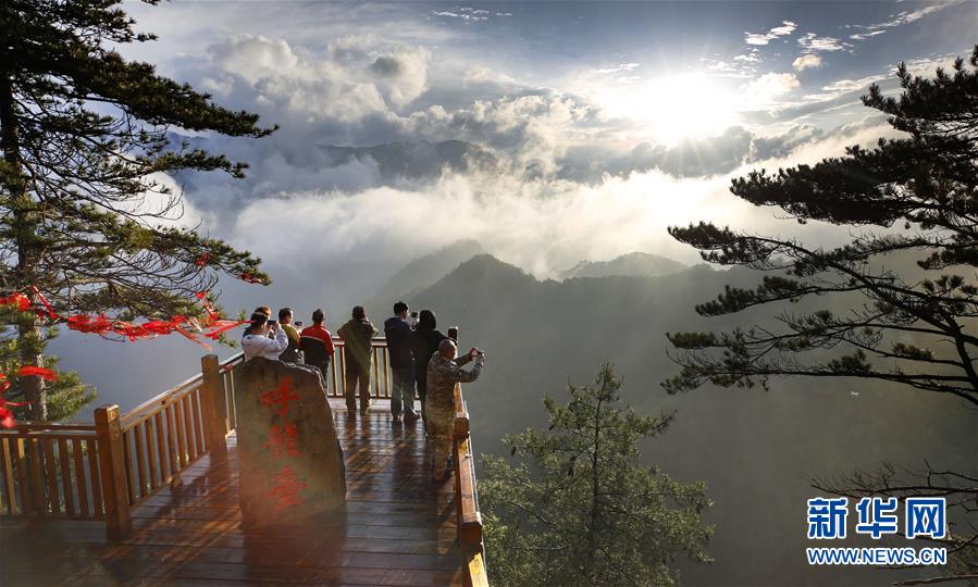 관광객들이 우룽둥(五龍洞) 국가삼림공원의 후롱타이(呼龍臺)에서 풍경을 감상하고 있다.  [사진 출처=신화망] 
