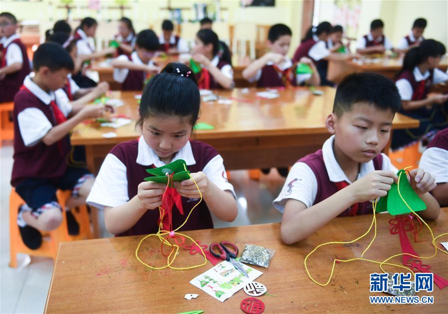 지난 4일 저장(浙江)성 퉁샹(桐鄉)시 저우취안(洲泉)진 저우취안실험초등학교 학생들이 단오 민속 수업에서 향낭 만들기를 배우고 있다. [사진 출처: 신화망]