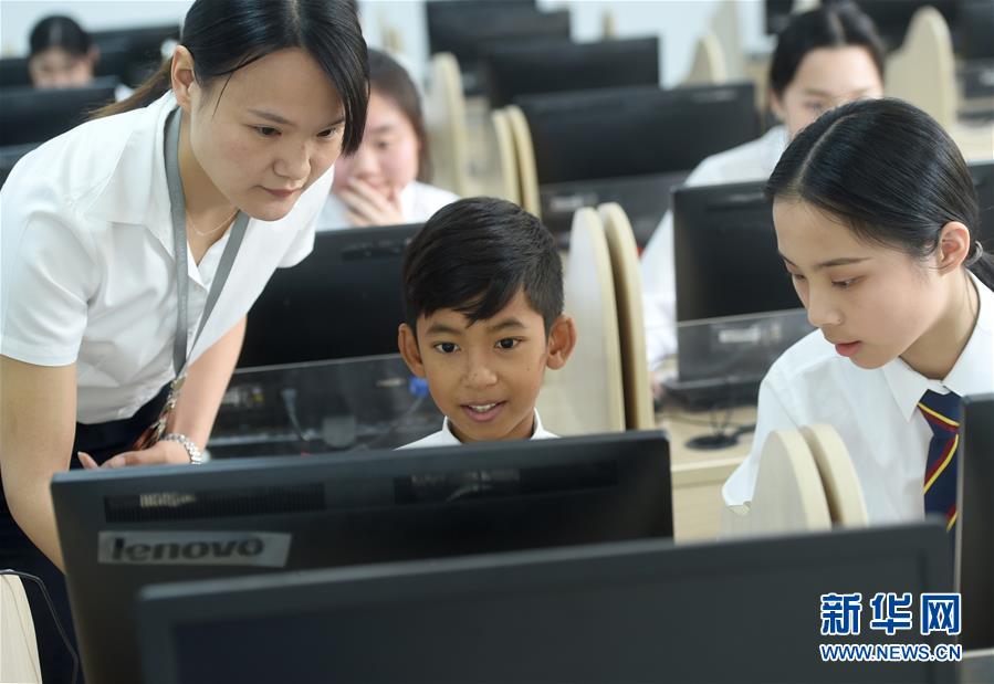 살릭(중간)은 학교에서 컴퓨터 수업을 듣는다. [사진 출처: 신화망]