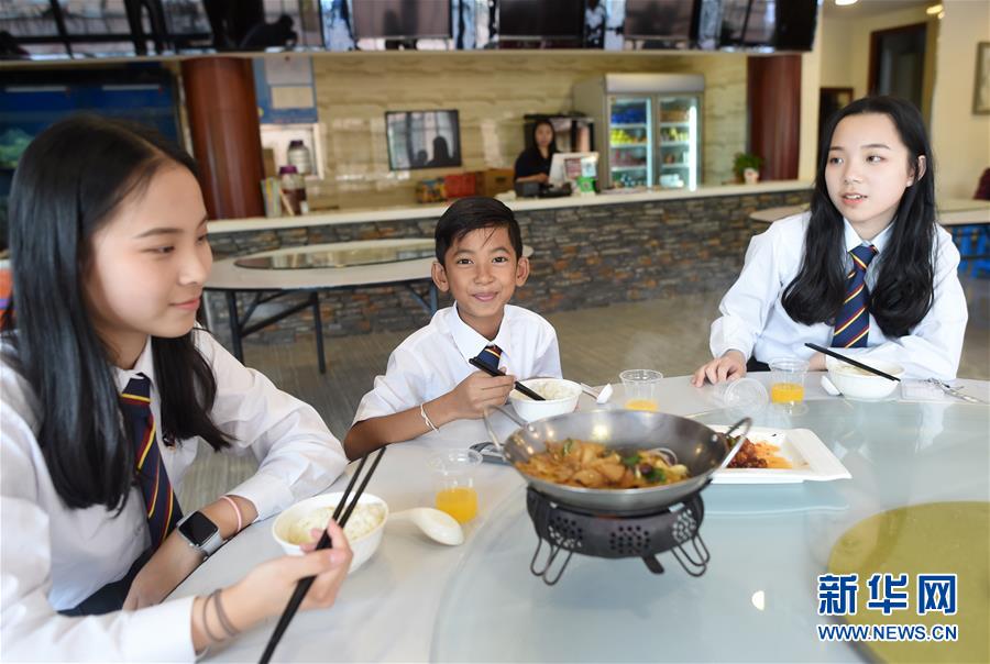 살릭(중간)은 친구들과 유학생 식당에서 밥을 먹는다. [사진 출처: 신화망]