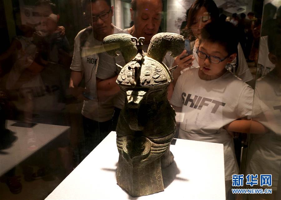 지난 9일 정저우 시민들은 허난박물관에 전시된 ‘부호효준(婦好鴞尊)’을 보고 있다. [사진 출처: 신화사]