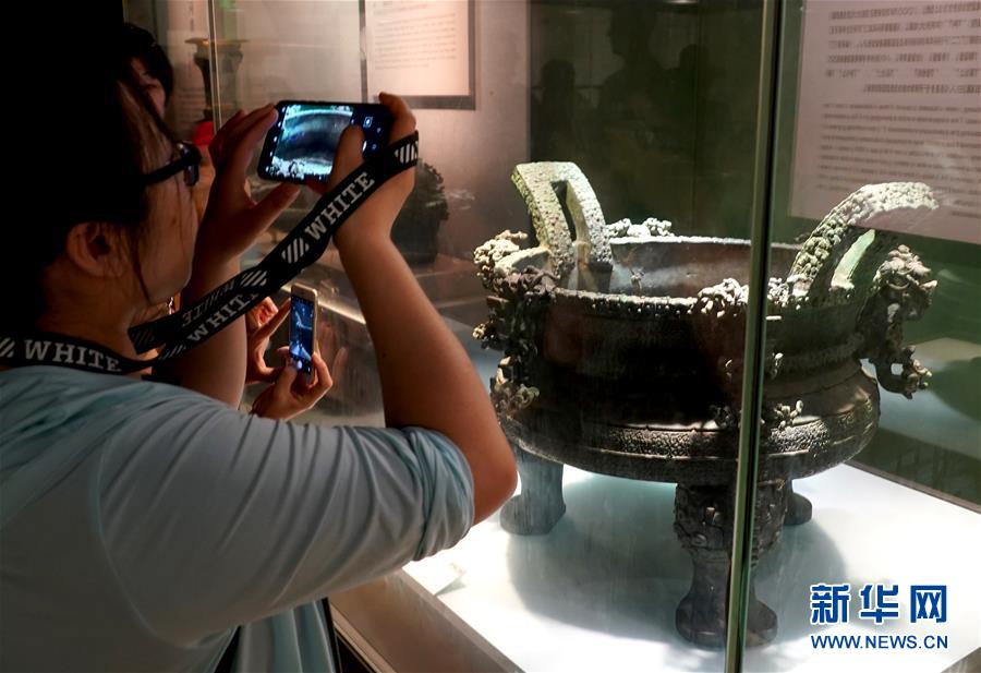 지난 9일 정저우 시민들은 박물관에 전시된 ’왕자오정(王子午鼎)’를 보고 있다. [사진 출처: 신화사]