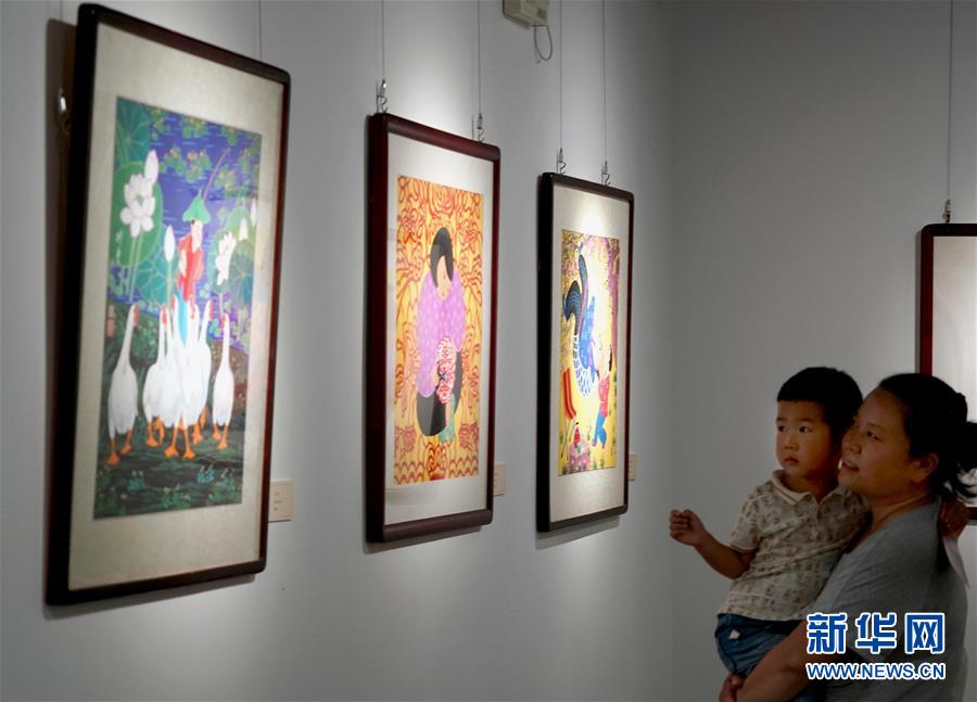 지난 9일 정저우(鄭州) 시민들이 허난박물관에 전시된 농민 그림을 감상하고 있다. [사진 출처: 신화사]