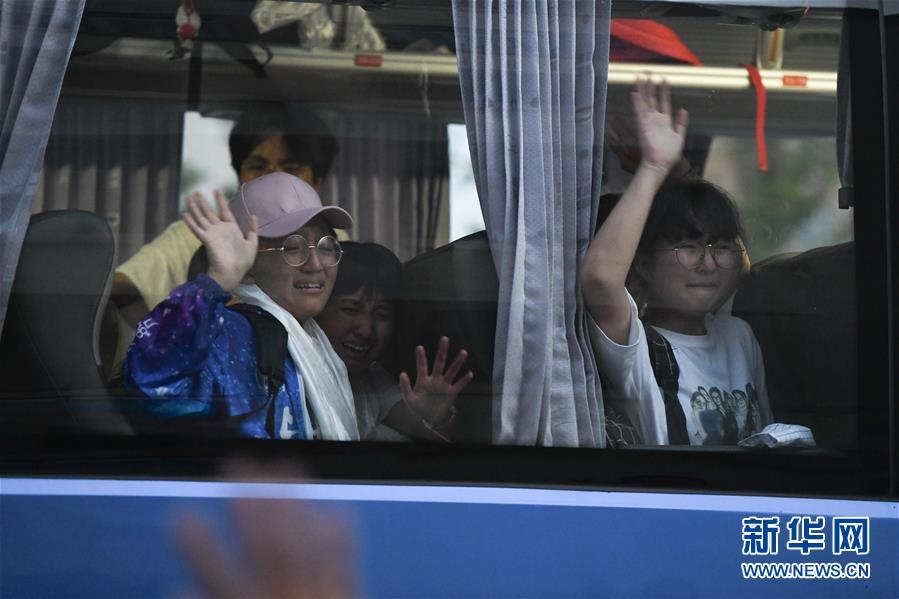 지난 9일 허페이(合肥)시 제35중학교 시짱반의 3학년 졸업생들이 버스에 앉아 학교를 떠나고 있다. [사진 출처: 신화망]