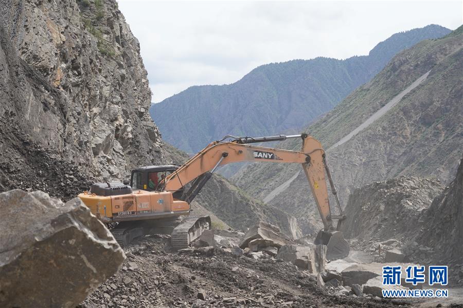 지난달 23일 키르기스스탄 잘라라바드(Jalalabad)에서 촬영한 제2차 남북향 고속도로 건설 현장 [사진 출처=신화망]