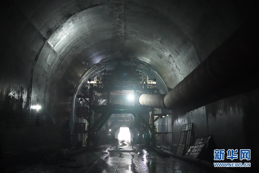 지난달 23일 키르기스스탄 잘라라바드(Jalalabad)에서 터널 건설 중인 모습을 촬영했다. [사진 출처=신화망]