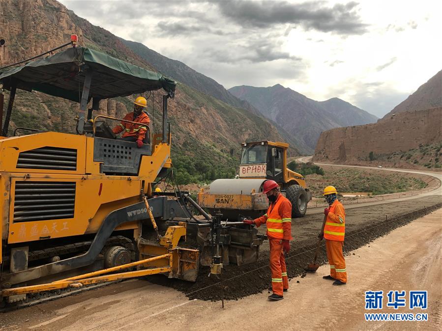 지난달 24일 키르기스스탄 잘라라바드(Jalalabad)에서 촬영한 두 번째 남북향 고속도로 건설 현장 모습 [사진 출처=신화망]