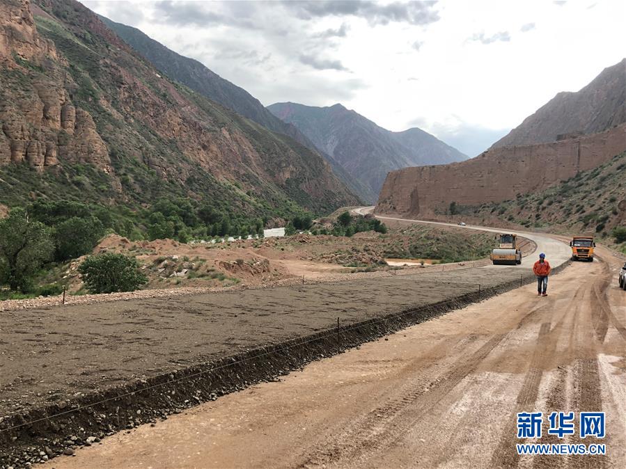 지난달 24일 키르기스스탄 잘라라바드(Jalalabad)에서 촬영한 두 번째 남북향 고속도로 건설 현장 모습 [사진 출처=신화망]