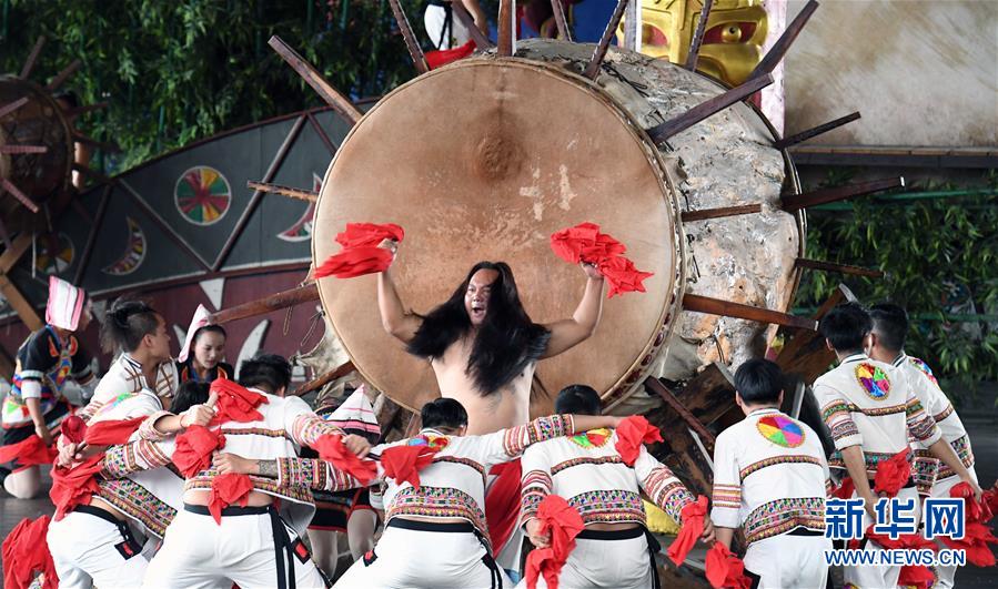 기낙(基諾)족 배우들이 북 치는 공연을 펼치고 있다. [사진 출처: 신화망]