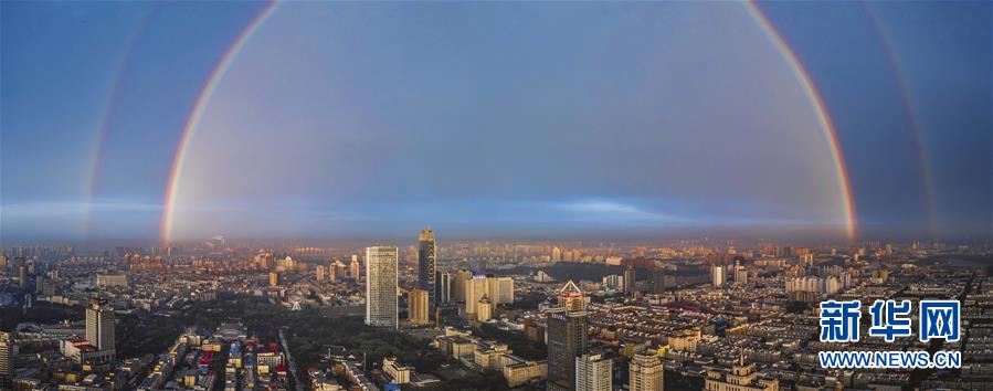 지난 11일 저녁 중국 지린(吉林)성 창춘(長春)시 하늘 위에 쌍무지개가 떴다. (전 방향 촬영 사진, 드론으로 촬영) [사진 출처: 신화망]