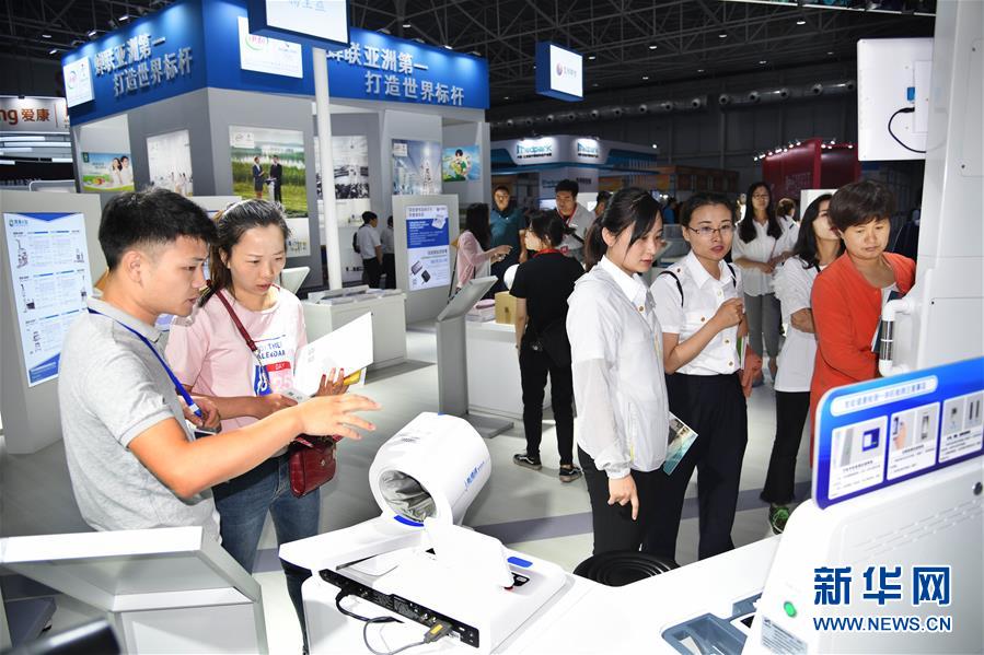 지난 10일 관람객들이 보아오(博鰲) 아시아포럼 글로벌 건강 박람회에서 제품 설명을 보고 있다. [사진 출처: 신화망]