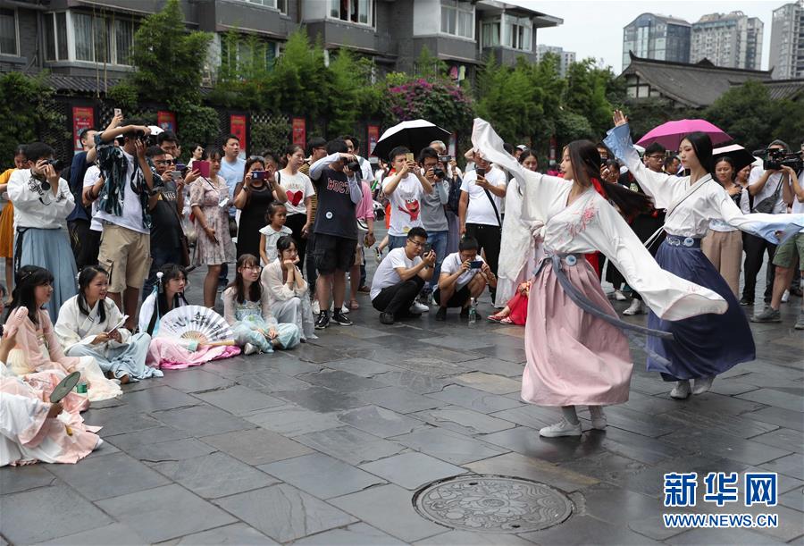 지난 9일 청두(成都) 콴자이샹쯔(寬窄巷子)에서 한푸(漢服) 애호가들이 춤을 추고 있다. [사진 출처: 신화망]