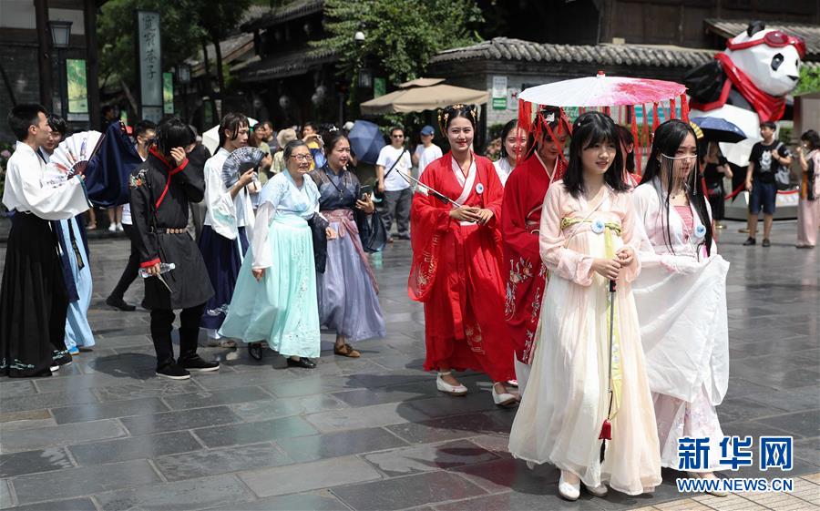 지난 9일 한푸(漢服) 애호가들이 청두(成都) 콴자이샹쯔(寬窄巷子)에서 퍼레이드를 열어 ‘향기로 맡는 콴자이’ 주제의 행사를 열고 있다. [사진 출처: 신화망]