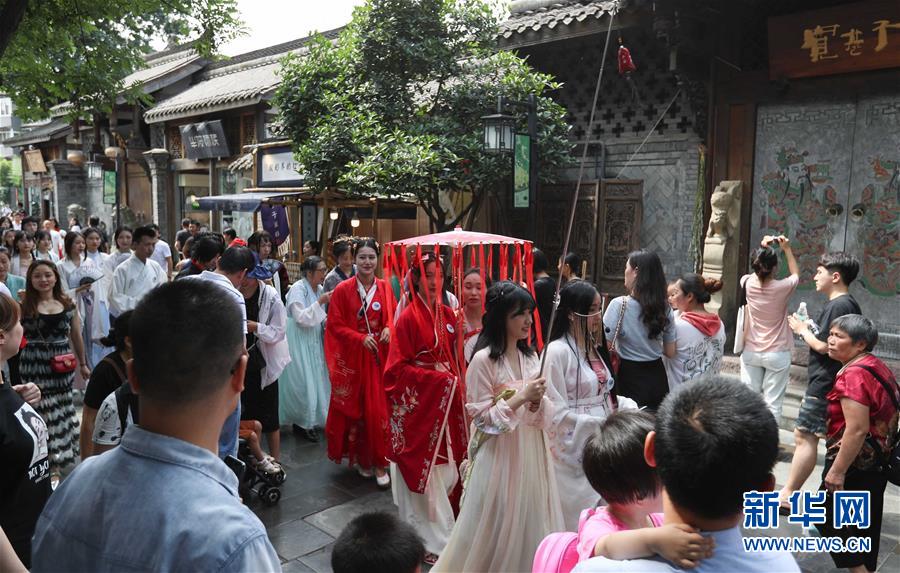 지난 9일 한푸(漢服) 애호가가 청두(成都) 콴자이샹쯔(寬窄巷子)에서 퍼레이드를 벌이며 ‘향기로 맡는 콴자이’ 행사를 홍보하고 있다. [사진 출처: 신화망]