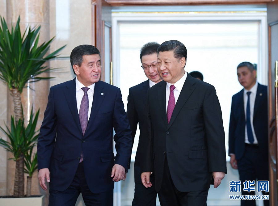 시진핑(習近平) 주석과 소론바이 제엔베코프 대통령이 회의장으로 걸어 들어가고 있다. [사진 출처: 신화망]