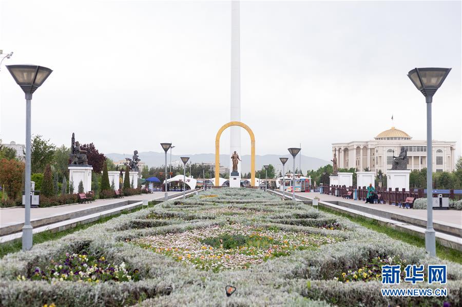 4월 13일에 촬영한 타지키스탄 수도 두샨베 시 중심에 있는 꽃밭 [사진 출처: 신화망]
