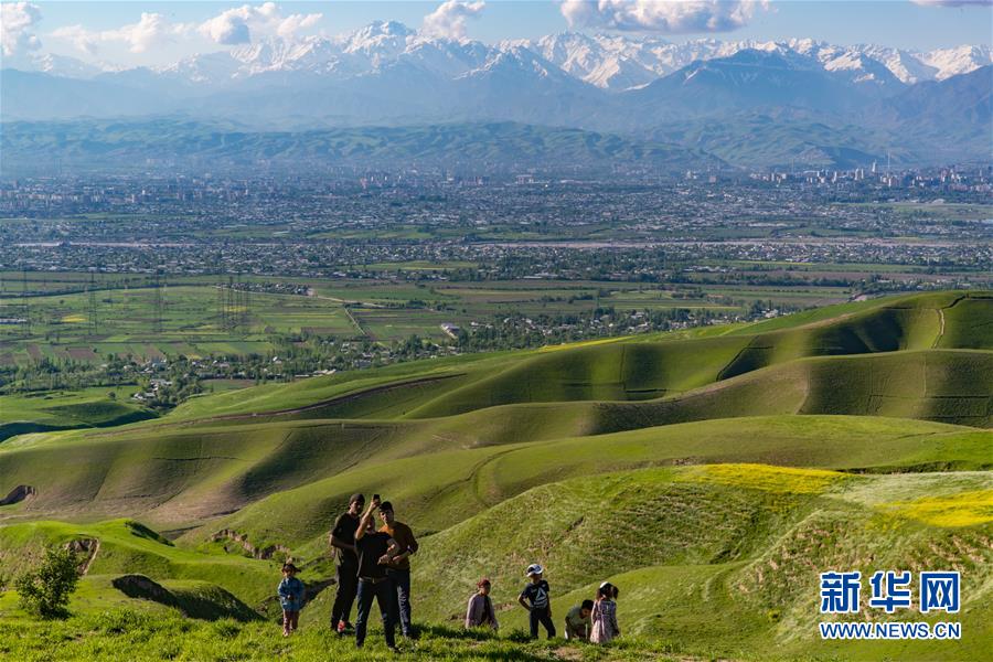 4월 12일 타지키스탄과 70킬로미터 거리에 있는 초원에서 몇 명의 남성들이 핸드폰으로 단체 사진을 찍고 있다. [사진 출처: 신화망]