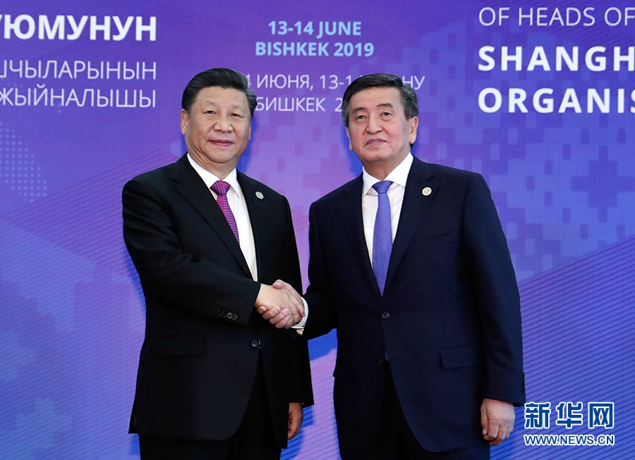 시진핑(習近平) 주석이 Alarqa 국빈관 회의센터 로비에 도착해 소론바이 제엔베코프 키르기스스탄 대통령의 환영을 받고 있다. [사진 출처: 신화망]