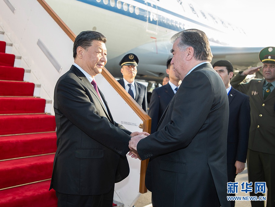 시진핑(習近平) 주석이 에모말리 라흐몬 타지키스탄 대통령의 영접을 받고 있다. [사진 출처: 신화망]