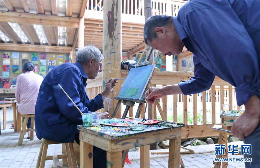 현지 노인들이 ‘룽탄(龍潭)공익예술교육센터’에서 그림을 그리고 있다. [사진 출처: 신화망]