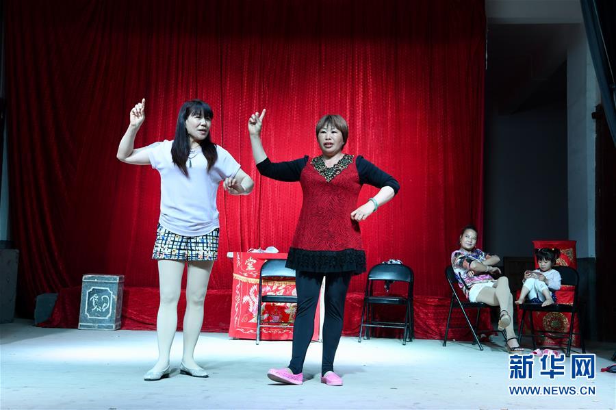 쓰핑시(四平戲: 중국 지방 전통 희극)를 배우는 룽탄(龍潭)촌 사람들이 무대에서 리허설을 하고 있다. [사진 출처: 신화망]