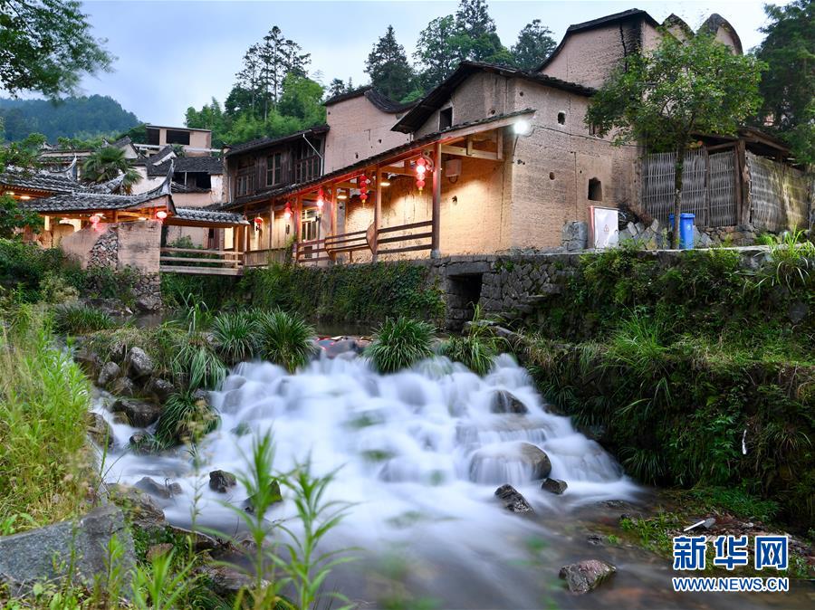 룽탄(龍潭)촌의 맑은 계천과 복원된 민가 [사진 출처: 신화망]