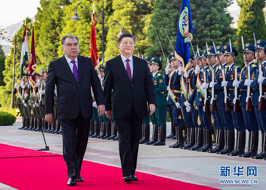 에모말리 라흐몬 타지키스탄 대통령은 회담 전에 대통령 관저 앞 광장에서 시진핑(習近平) 중국 국가주석에게 성대한 환영식을 열어 주었다. [사진 출처: 신화망]