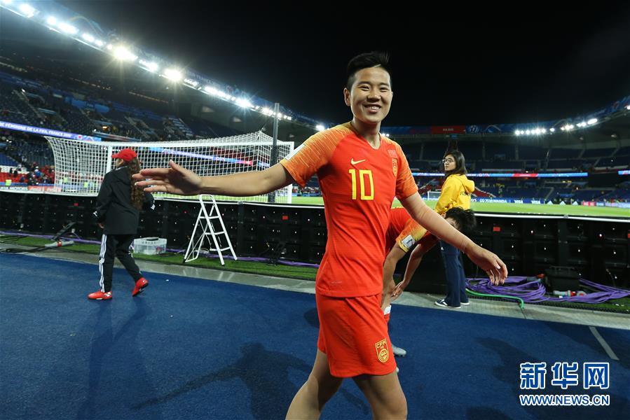 중국 여자축구 국가대표팀 소속 리잉(李影) 선수가 경기를 마치고 승리의 미소를 지어 보이고 있다. [사진 출처: 신화망]