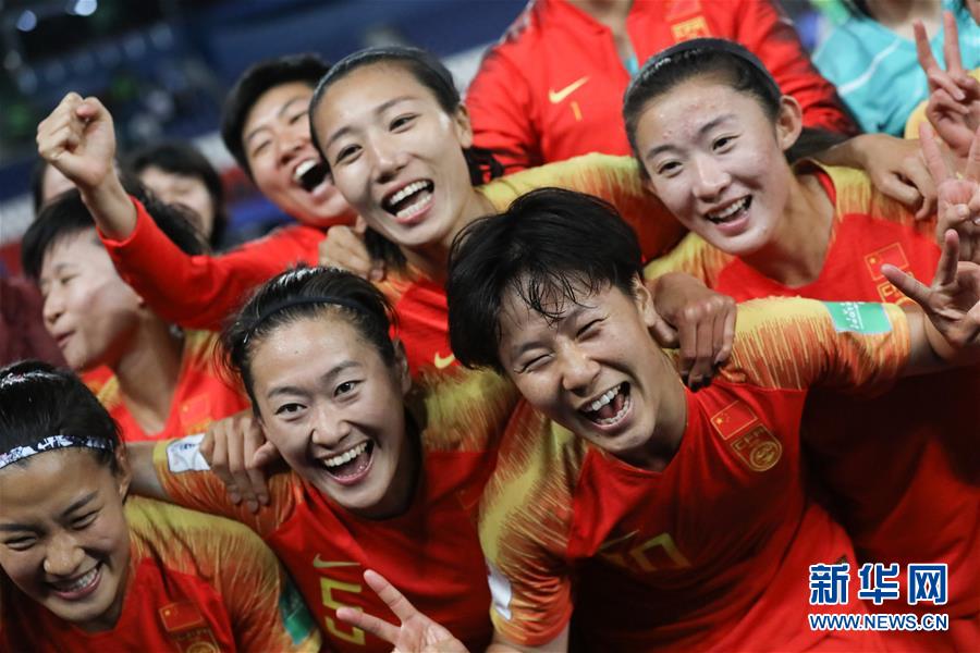 중국 여자축구 국가대표팀 선수들이 경기를 마치고 승리를 만끽하고 있다. [사진 출처: 신화망]