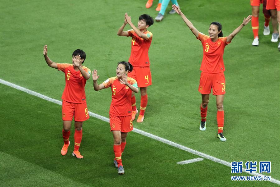 중국 여자축구 국가대표팀 선수들이 경기를 마치고 관중들에게 인사를 하고 있다. [사진 출처: 신화망]