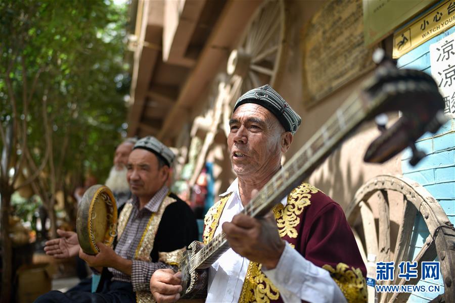 카스고성(喀什古城) 관광지에서 현지 예술가들이 여행객에게 공연을 펼치고 있다. [사진 출처: 신화망]