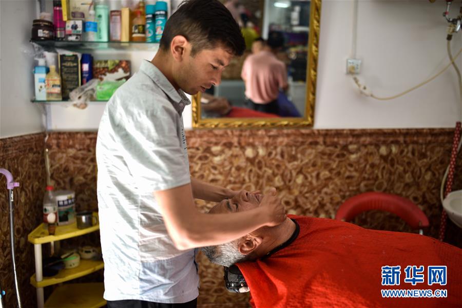 카스고성(喀什古城) 관광지 이발소에서 현지인이 면도를 받고 있다. [사진 출처: 신화망]