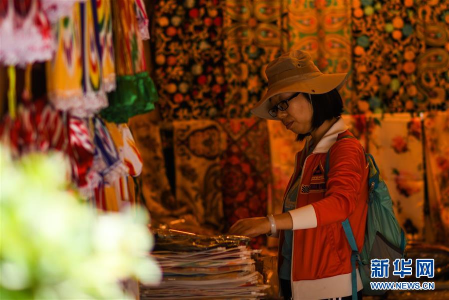 카스고성(喀什古城) 관광지에서 여행객이 수공예품을 고르고 있다. [사진 출처: 신화망]