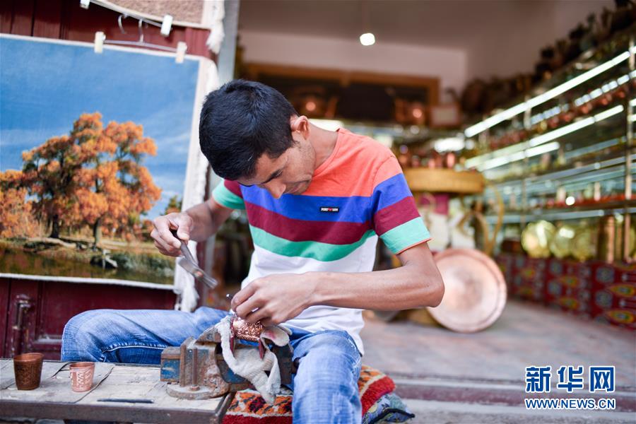 카스고성(喀什古城) 관광지에서 수공예가가 동(銅)으로 공예품을 만들고 있다. [사진 출처: 신화망]