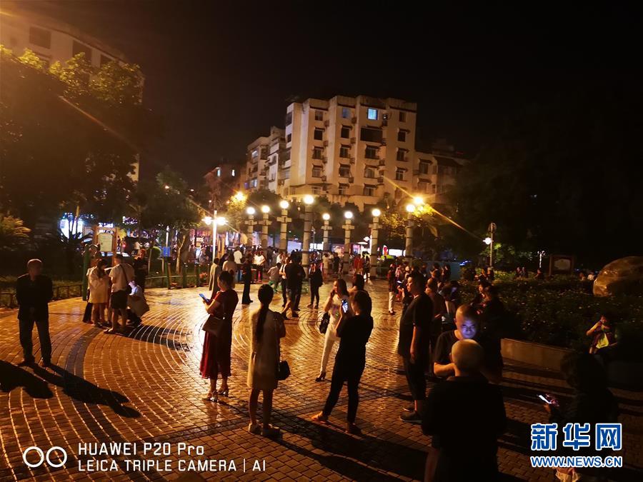 6월 17일 창닝(長寧)현 시내, 사람들이 안전한 지역에 모여 있는 모습 [사진 출처: 신화망]