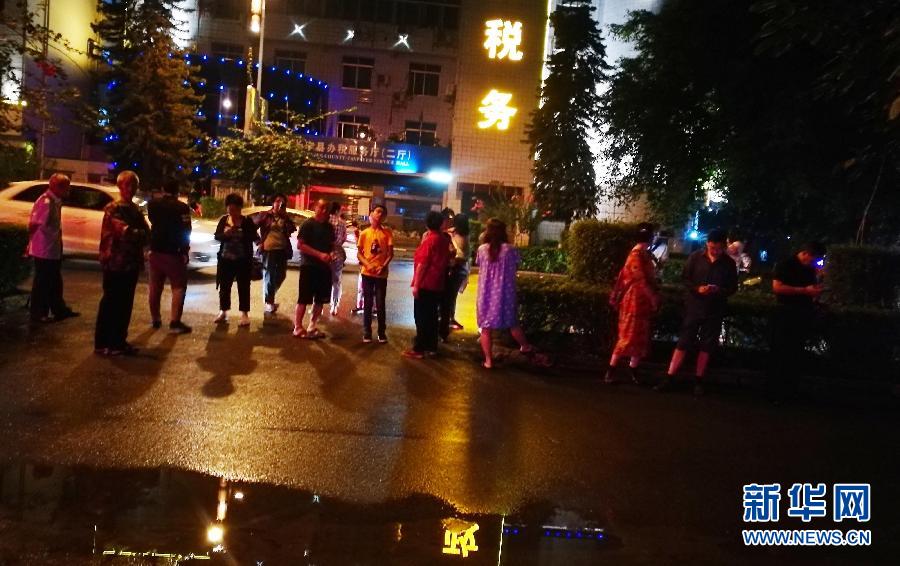 6월 17일 창닝(長寧)현 청주윈(城竹韻) 광장, 사람들이 안전한 지역에 모여 있는 모습 [사진 출처: 신화망]