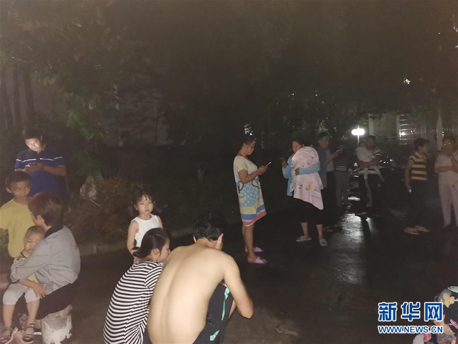 6월 17일 창닝(長寧)현 시내, 사람들이 안전한 지역에 모여 있는 모습 [사진 출처: 신화망]