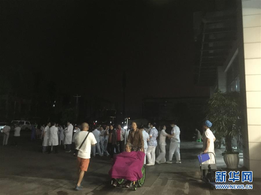 6월 18일 창닝(長寧)현 중의원(中醫院), 의료진이 지진 부상자를 치료하고 있다. [사진 출처: 신화망]