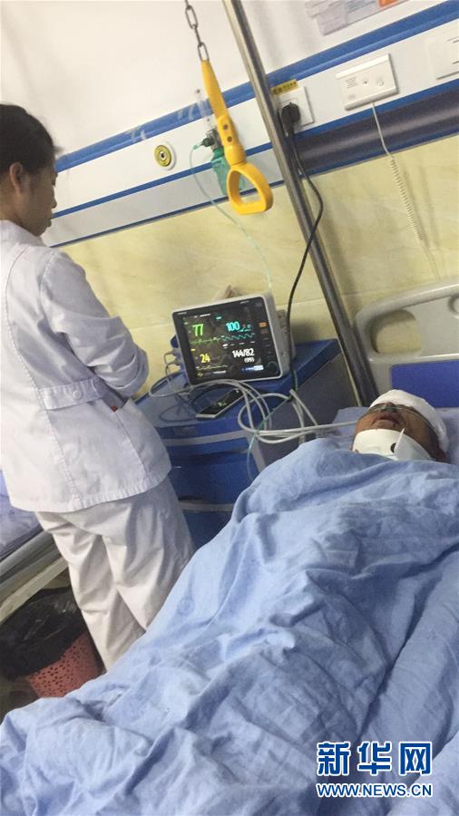 6월 18일 창닝(長寧)현 중의원(中醫院), 의료진이 지진 부상자를 치료하고 있다. [사진 출처: 신화망]