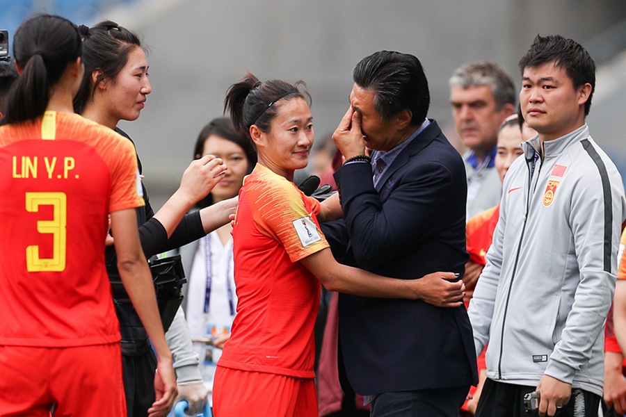 중국 여자축구 대표팀의 우하이옌(吳海燕•가운데 왼쪽) 선수가 경기를 마친 후 자슈취안(賈秀全) 감독과 포옹을 하고 있다. [사진 출처: 신화망]