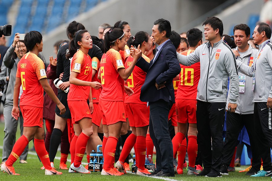자슈취안(賈秀全•가운데 오른쪽) 중국 여자축구 대표팀 감독이 경기를 마친 후 선수들과 악수를 하고 있다. [사진 출처: 신화망]