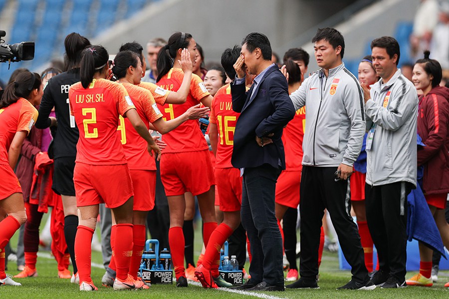 자슈취안(賈秀全•가운데 오른쪽) 중국 여자축구 대표팀 감독이 경기 후 눈물을 흘리는 모습 [사진 출처: 신화망]