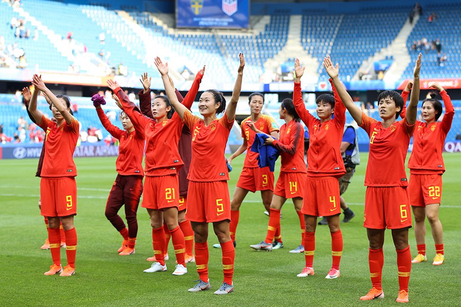 중국 여자축구 대표팀 선수들이 경기를 마친 후 관중들에게 인사를 하고 있다. [사진 출처: 신화망]