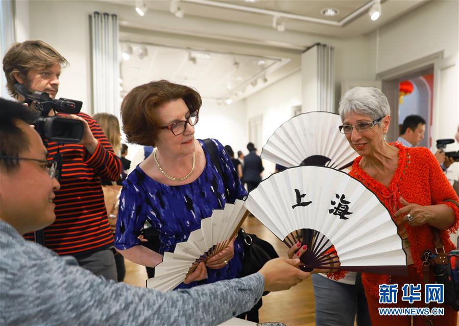 벨기에 수도 브리쉘에 위치하고 있는 중국문화센터, 참관객들이 쥘부채를 관람하고 있다. [사진 출처: 신화망]